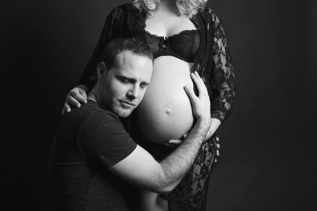 portrait intime de futurs parents en studio à Fraize